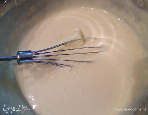 Тут нужно добавить масло по кусочкам и тщательно его вмешать в курд. В этот момент я сняла миску с бани. 