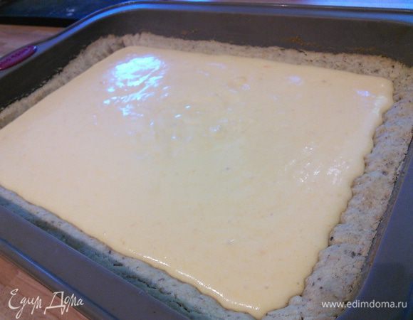 Вынуть форму с тестом из духовки и влить персиковый крем. Снизить температуру до 150°C и продолжить выпечку еще 30 минут.  