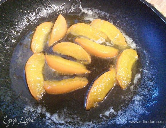 Для украшения я карамелизировала абрикос в сливочном масле и меде.
