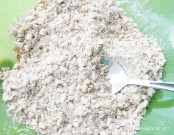 Приготовить начинку.
Миндаль измельчить с помощью блендера в крупную крошку. Добавить  сахарную пудру и корицу. Перемешать. 