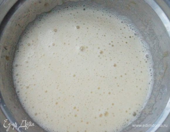 Теперь займемся тестом. 
Взбить яйца с сахаром и ванильным сахаром до легкой пены. Сахар должен  раствориться. 