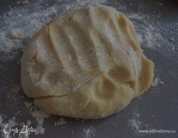 Всыпать половину муки, замесить тесто ложкой. Добавить оставшуюся муку и уже руками замесить эластичное мягкое тесто. 