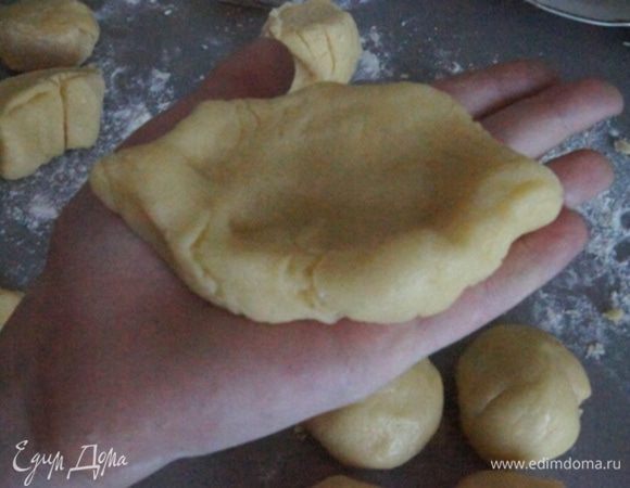 Разделить тесто на одинаковые кусочки. Скатать в шарики и немного  приплюснуть, сделав лодочку. 
Правда юный повар сказал, что выбрал какой-то сложный рецепт))