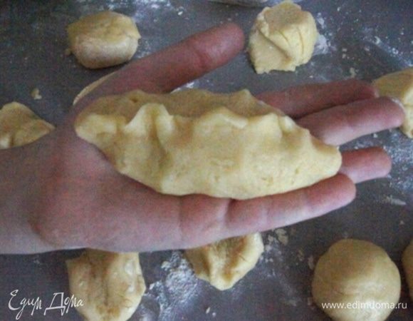 В середину получившейся лодочки положить ложку начинки и защипнуть  края. 