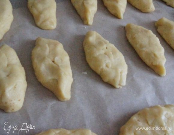 Печенье переложить на противень, выстеленный пергаментом. 