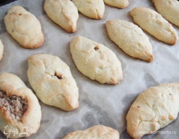 Выпекать в разогретой до 170°C духовке 30 минут. По желанию присыпать готовые печенья сверху сахарной пудрой.