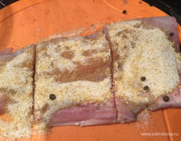 Обильно посыпьте этой смесью филе. Разрежьте филе на небольшие куски, для того чтобы они полностью пропитались...