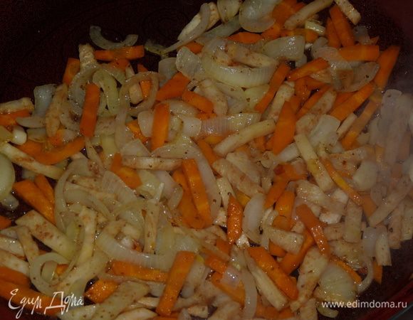 Посолить, добавить молотый кориандр, перемешать и накрыть крышкой. Готовить еще 5 мин.