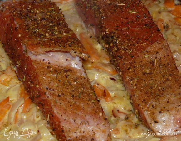 Положить сверху рыбу, накрыть крышкой, готовить 5 мин.