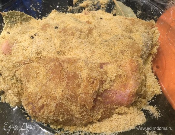 сложите кусочки в миску, сверху насыпьте оставшуюся смесь. Поставьте солится рыбку под гнет в прохладное место на 5 дней.