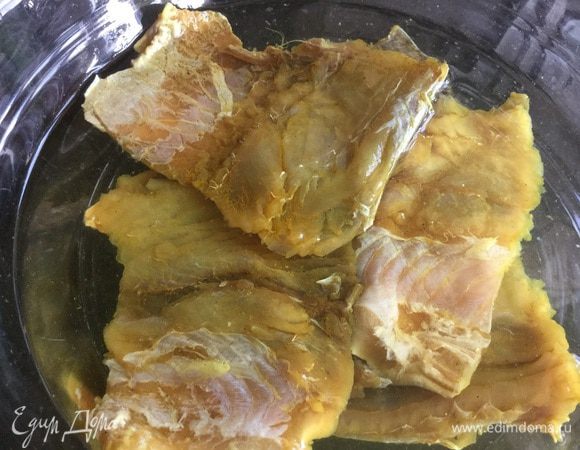 И залейте холодной водой, оставьте в прохладном месте на 2-3 часа, для того чтобы ушла лишняя соль.