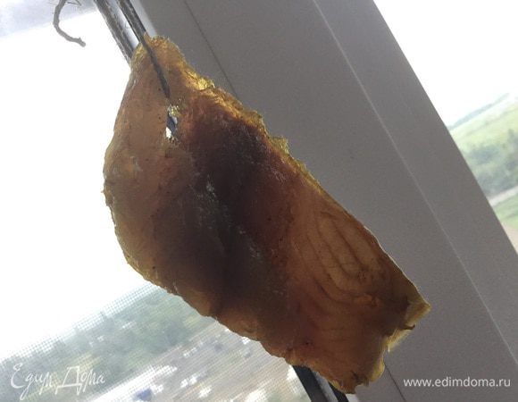 Теперь кусочки толстолобика повесьте сушится в хорошо проветриваемом помещении, у меня сушился на балконе. Примерно через два-три дня рыбка будет готова.