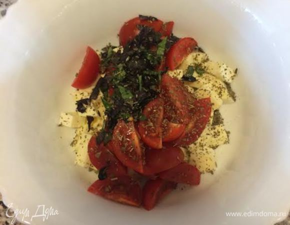 Три кусочка сулугуни, помидоры и фиолетовый базилик нарезать. Посыпать солью, сушеным базиликом, полить оливковым маслом и аккуратно перемешать.