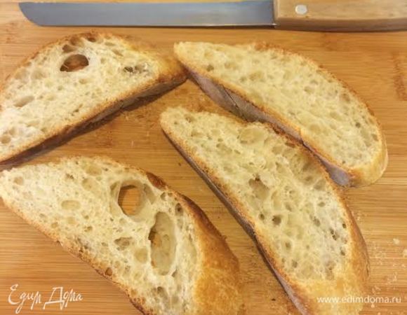 Хлеб нарезать и подогреть (на сковороде гриль или в тостере).