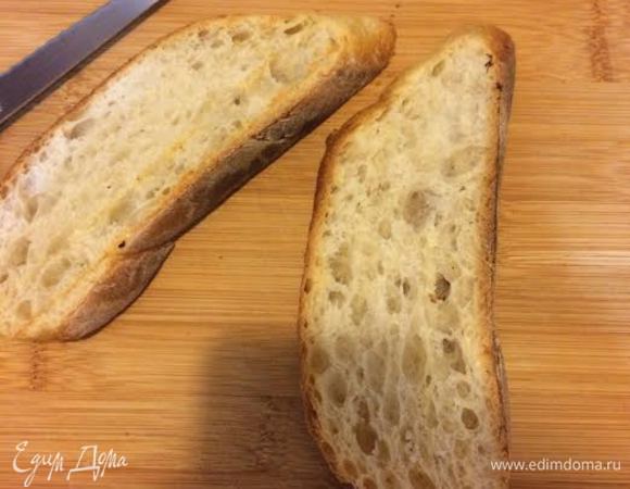 Горячий хлеб натереть чесноком.