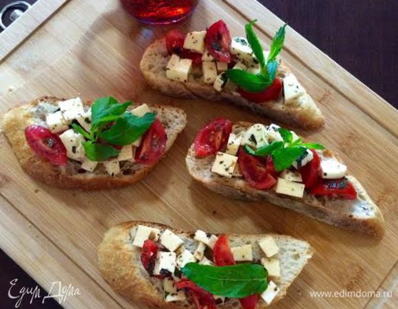 Выложить начинку, украсить мятой и наслаждаться теплым, ароматным бутербродом. Приятного аппетита!