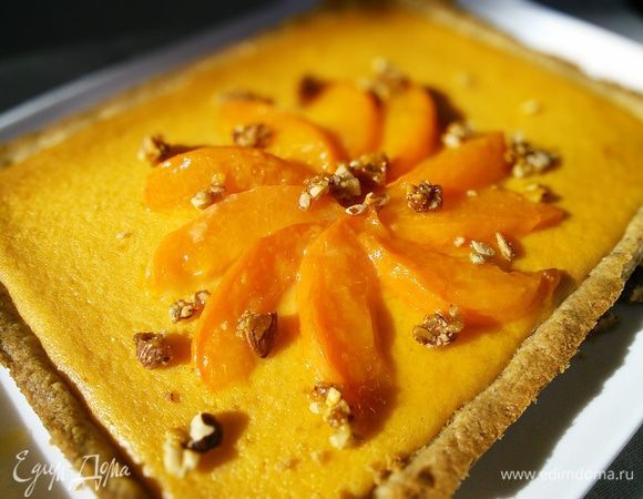 Пирогу дать остыть на решетке, затем поместить его в холодильник до востребования. 