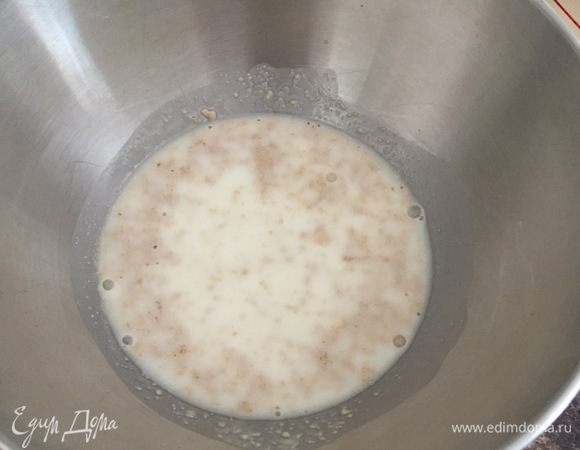 Итак, тесто: в теплом кефире растворяем дрожжи.