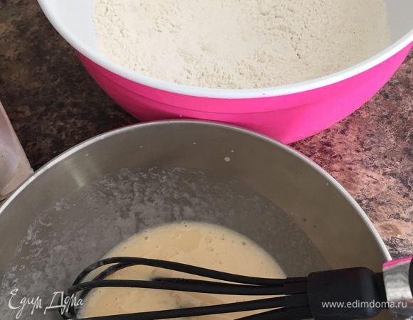 В кефир разбиваем яйца, немного взбалтываем.