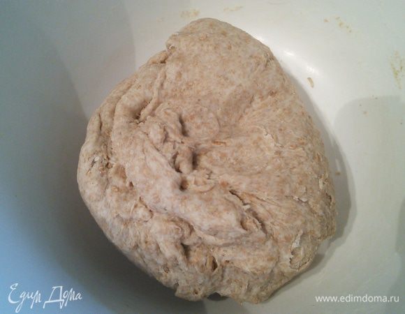 Растворите дрожжи в холодной воде, смешайте с мукой. Тесто получается плотным. Мука цельнозерновая полбяная, но может быть и пшеничная. Емкость с тестом накройте пленкой и поставьте в холодильник на 2-3 дня. 