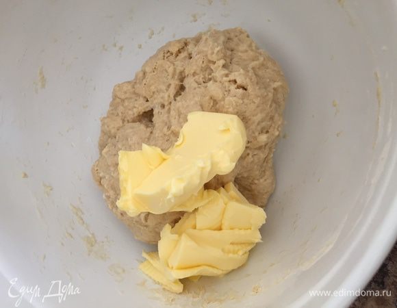 Соединяем кефирную смесь с мучной. Замешиваем тесто. Липнущее к рукам, но собирающееся в шар. Теперь в это тесто надо "вмесить" размягченное сливочное масло. Кто-то делает это порциями, я предпочитаю все сразу. В первый раз это делала не в комбайне, пришлось потрудиться. 