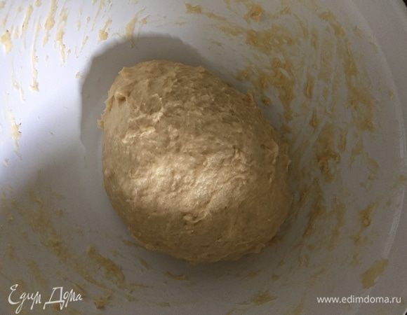 Тесто получается мягкое, жирноватое, но очень приятное. Собираем в шар, оставляем на час-полтора в теплом месте.