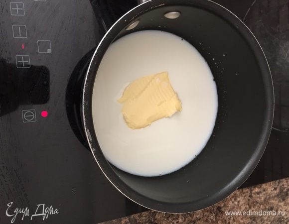 Пока тесто подходит, займемся кремом. Ставим на огонь молоко с маслом.
