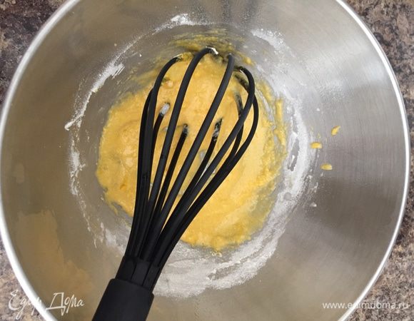 Растираем желток с сахаром, ванильной эссенцией. Белок оставить, пригодится. Добавляем муку сюда, хорошенько перемешиваем.