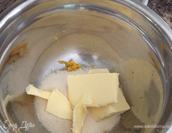 Теперь подготовим штрейзель. Растираем масло с сахаром.