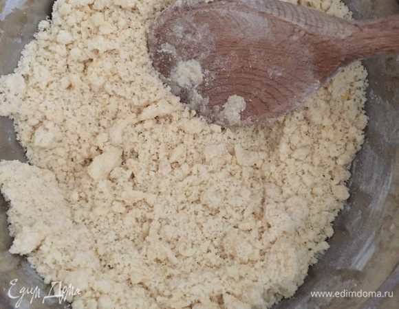 Просеиваем туда же муку и руками все растираем в крошу. Оставляем в холодильнике.