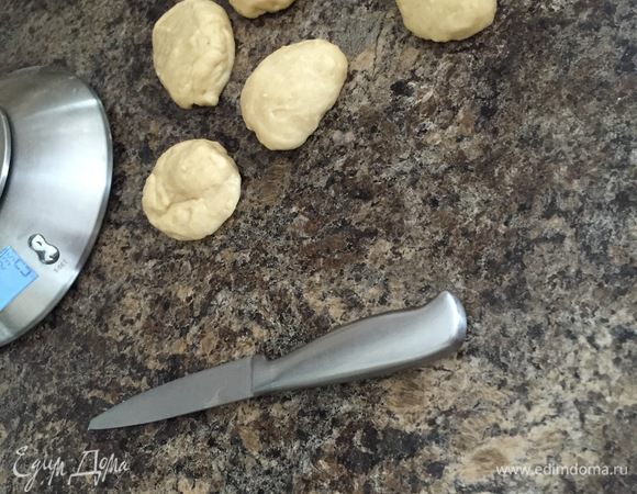 Когда тесто увеличится вдвое, аккуратно обминаем его. Я сделала из него 8 шариков по 50 грамм. Остальное тесто поделила на пять частей (для штрейзельного хлеба без крема).