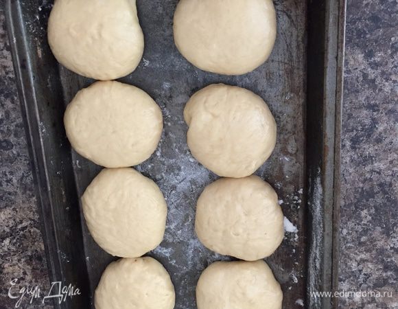Укладываем на смазанный маслом противень швом вниз. Оставляем на расстойку на полчаса.
