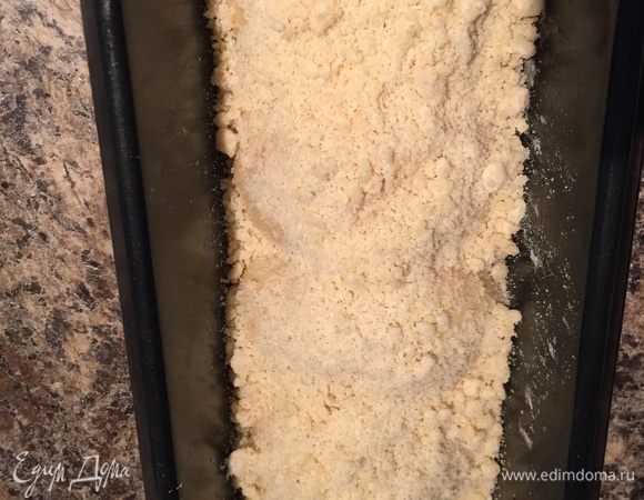 И обильно посыпаем штрейзелем. Отправляем в разогретую печь булочки на полчаса, хлеб минут на 10 дольше. Не знаю почему, но почему-то теперь только хлебушек и попадал в кадр))