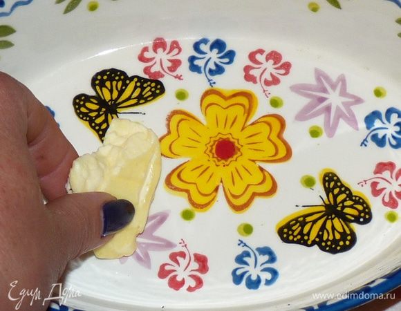 Тем временем, натираем форму сливочным маслом.