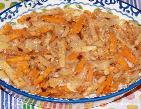 Сверху тушеные овощи.