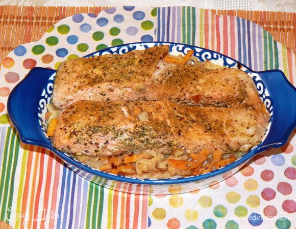 Затем рыбу и сок, образовавшийся при жарке.