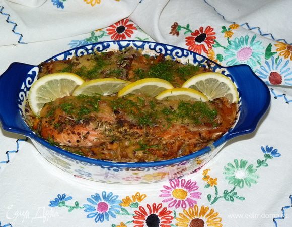 Поставить в разогретую духовку на 15 мин. Украсить лимоном и укропом.