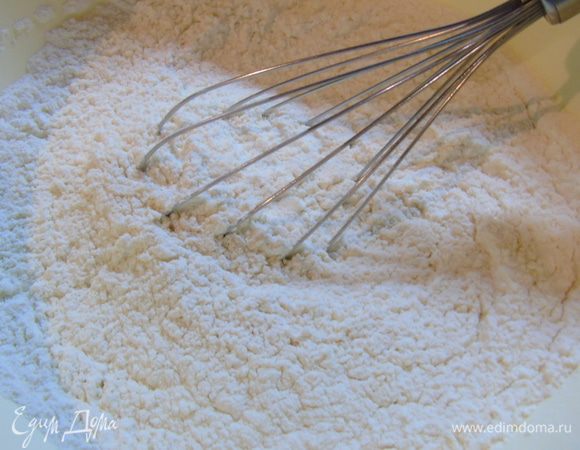 Начнем готовить коржи: муку размешаем с разрыхлителем.