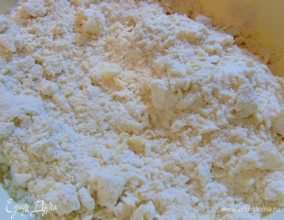 Добавляем холодное масло и размешиваем в крошку.
