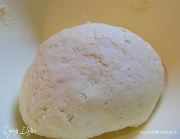 Постепенно добавляем пиво, все пиво сразу не вливайте, возможно понадобится меньше, каждый раз уходит по-разному, бывает достаточно всего 100 мл. Замешиваем эластичное тесто.