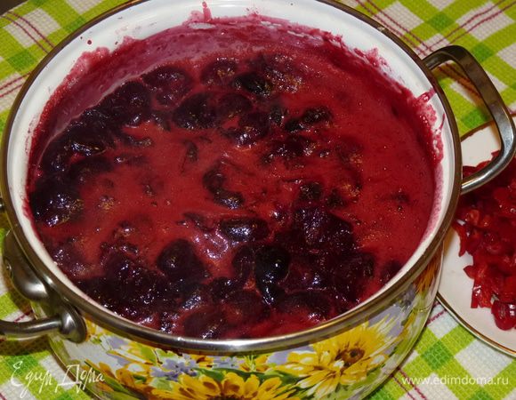 Добавляем оставшийся сахар, имбирь и белый бальзамический уксус и варим 20 минут. Периодически помешиваем.