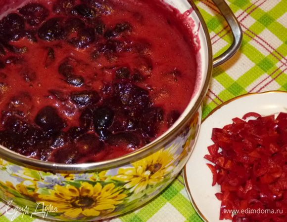 Добавляем перец пеперончино, корицу и молотый черный перец и увариваем до загустения на медленном огне, регулярно помешивая. У меня на это ушло минут 40. Чем дольше увариваем, тем гуще будет соус. Извлекаем палочки корицы.