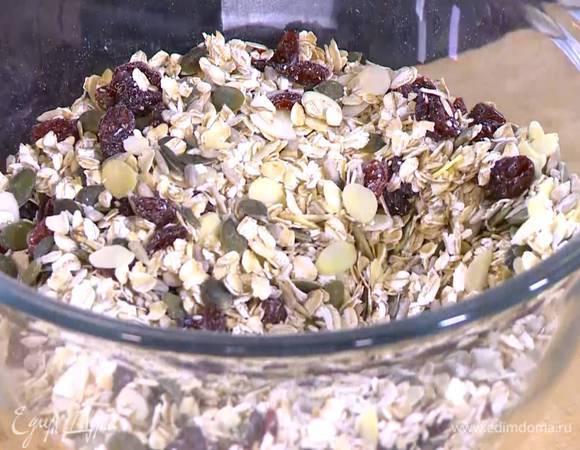 Геркулес перемешать с кунжутом, тыквенными и подсолнечными семечками, миндалем, клюквой и солью.