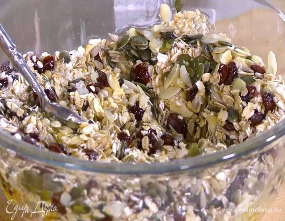 Полить геркулес с семечками кленовым сиропом, жидким медом и оливковым маслом, все перемешать.