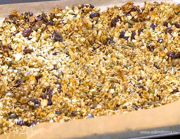 Запекать гранолу в разогретой духовке 20 минут.