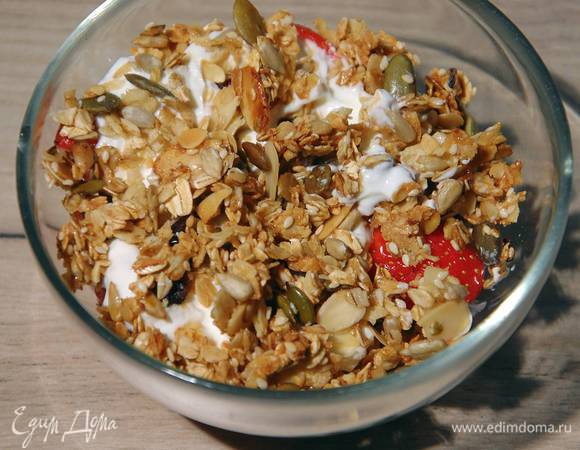 Полить клубнику йогуртом, сверху выложить гранолу.
