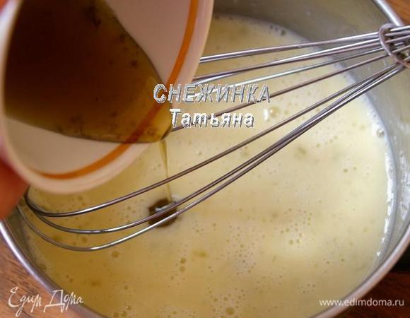 Яйца слегка взбиваем венчиком, добавляем мятный сироп.