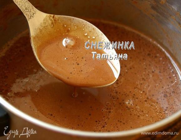 Затем добавляем разведенный крахмал и какао. Хорошо перемешиваем, но не взбиваем. Вливаем растительное мало, перемешиваем.