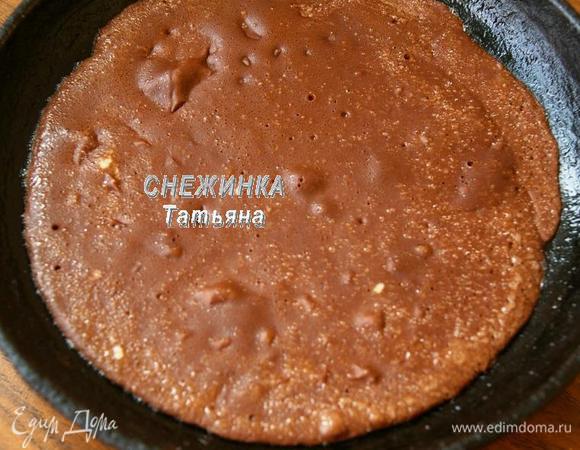 Сковороду слегка смазываем маслом, выливаем часть теста. Пекутся эти блинчики очень быстро, буквально 30 секунд. 