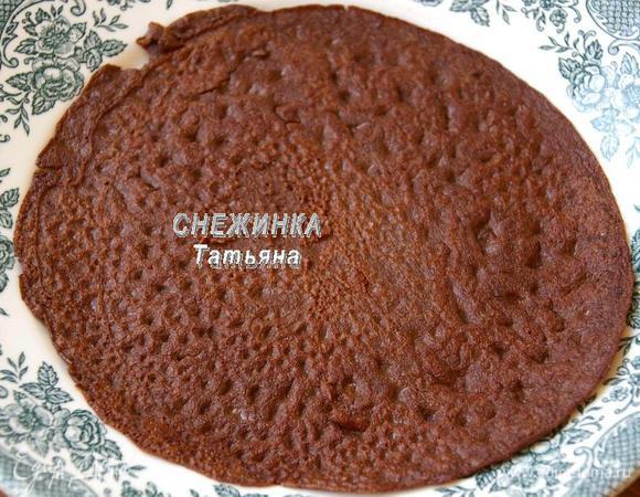 Переворачиваем еще на секунд 10, снимаем. Так выпекаем все блинчики.